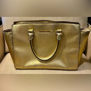 Michael MK patent gold colored leather purse‎